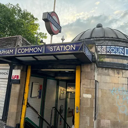 Cosy High Street Apartment 30 Seconds From Station London Exterior photo