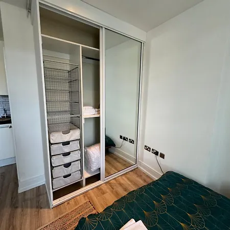 Cosy High Street Apartment 30 Seconds From Station London Exterior photo