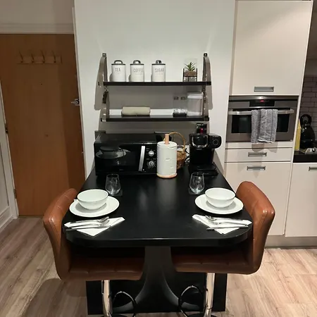 Cosy High Street Apartment 30 Seconds From Station London Exterior photo