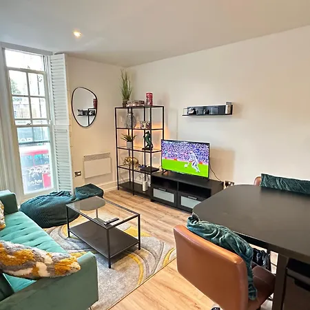 Cosy High Street Apartment 30 Seconds From Station London Exterior photo