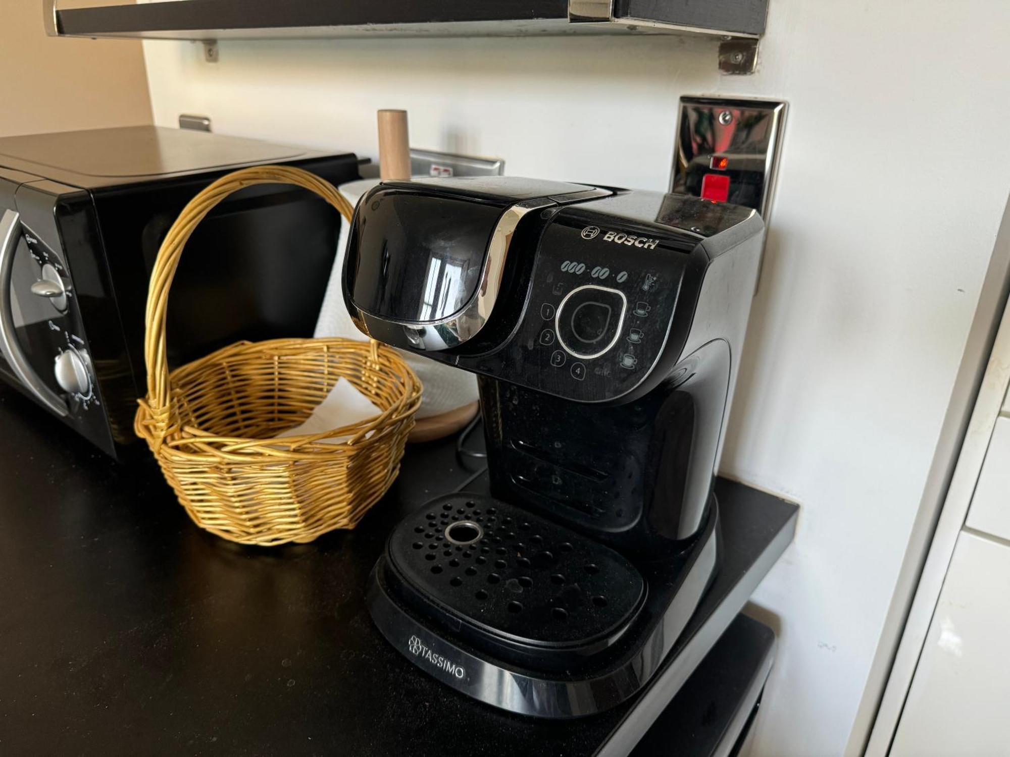 Cosy High Street 30 Seconds From Station Apartment London